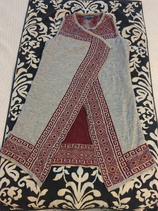 Almost Famous Tops - Almost Famous Gray Tunic Cloak with Burgundy Geometric Tribal Y2k Sleeveless - M